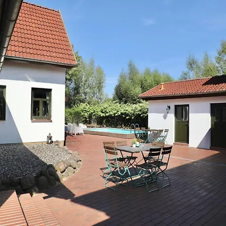 In Dargun Mit Pool Am Kummerower